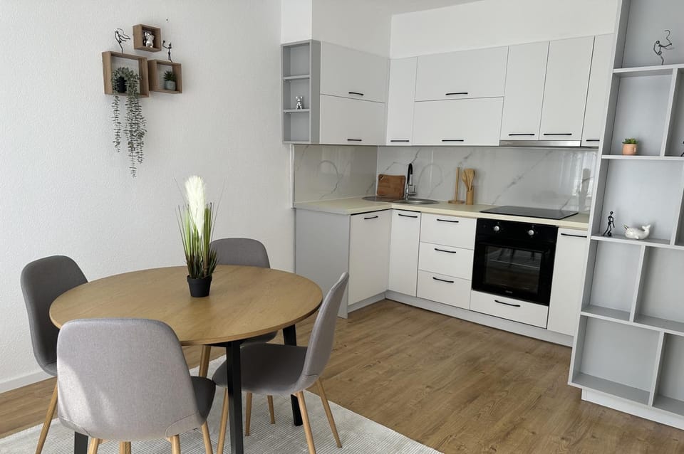 Kitchen or kitchenette, Dining area, oven, stove