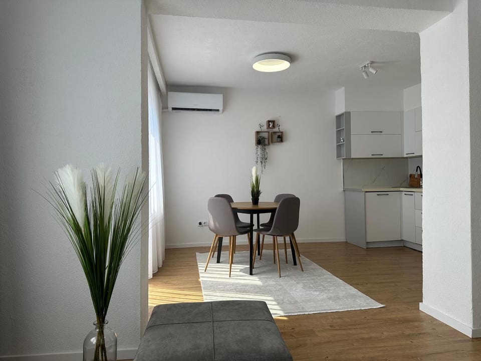 Kitchen or kitchenette, Dining area, air conditioner