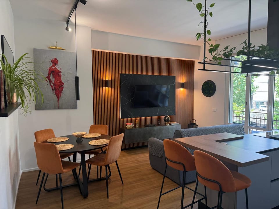 TV and multimedia, Living room, Seating area, Dining area