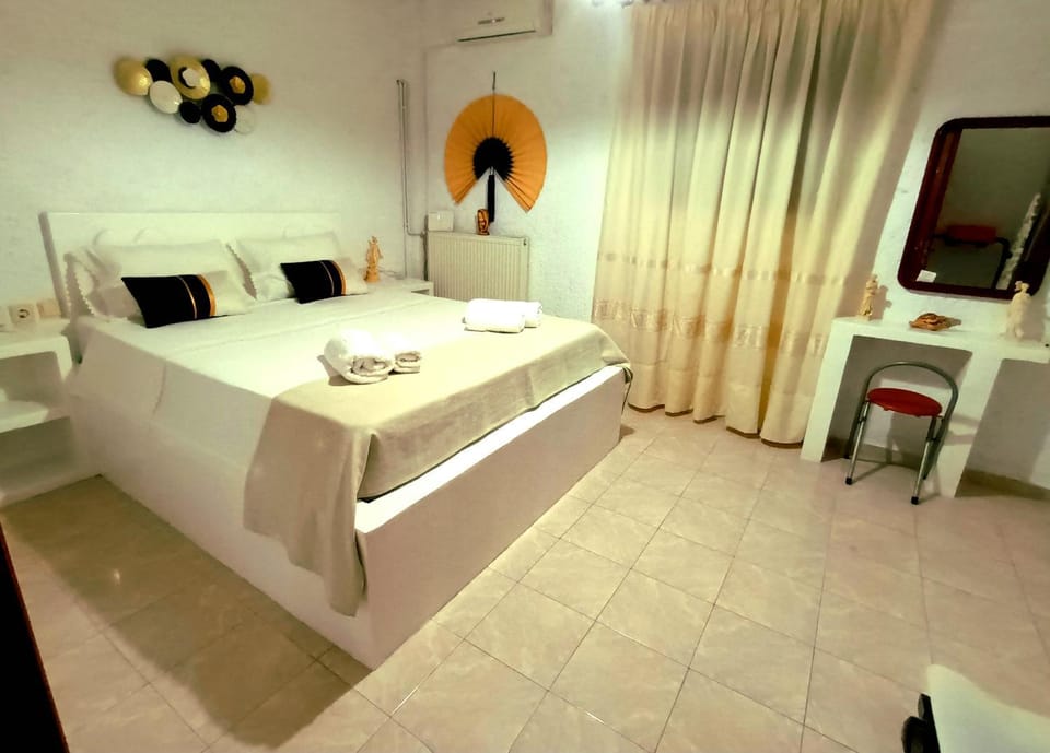 Bed, Photo of the whole room, Bedroom, towels, air conditioner