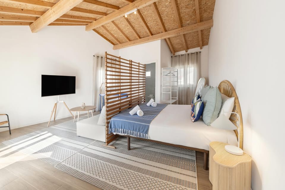 Bed, TV and multimedia, Bedroom, towels