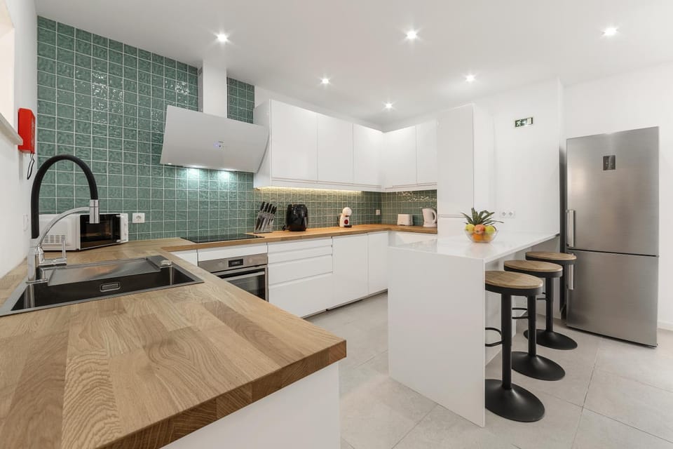 Coffee/tea facilities, Kitchen or kitchenette, dishwasher, oven, stove, toaster