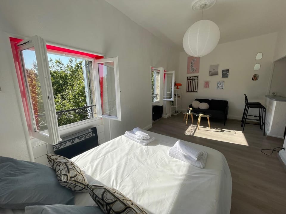 Bed, Living room, Photo of the whole room, Seating area, Dining area, Bedroom