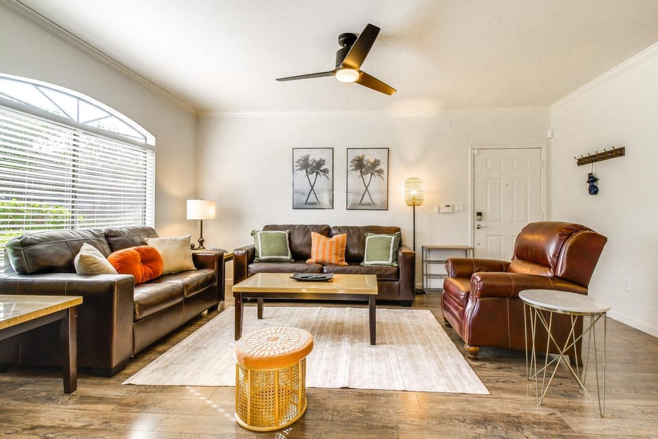 3 Mi to TPC: Chic Condo w/ Pool Access & Grills House in Scottsdale