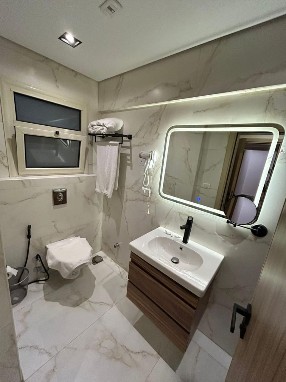 Shower, Toilet, Bathroom, towels