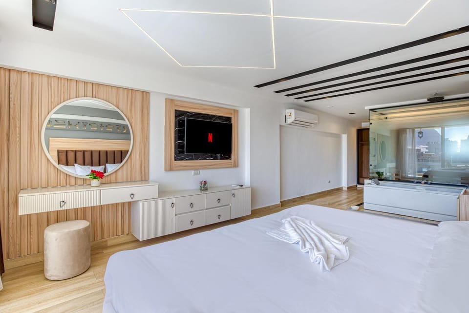 Bed, TV and multimedia, Photo of the whole room, Seating area, Bedroom, wardrobe, air conditioner