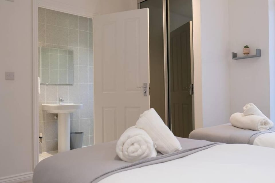 Bed, Photo of the whole room, towels