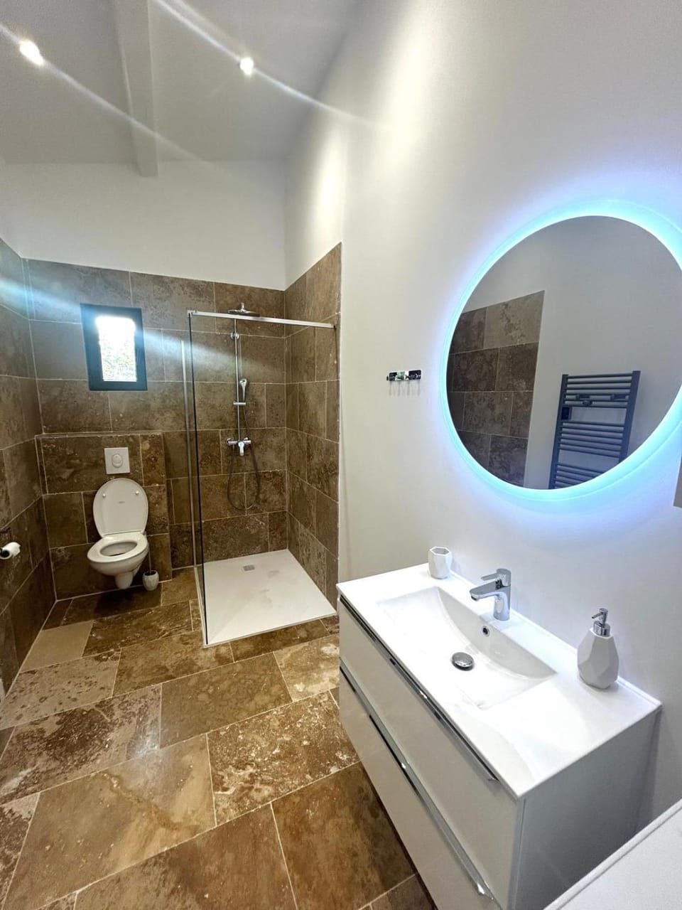 Shower, Toilet, Bathroom, towels