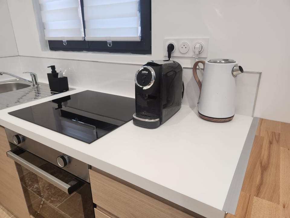 Coffee/tea facilities, Kitchen or kitchenette, stove, toaster