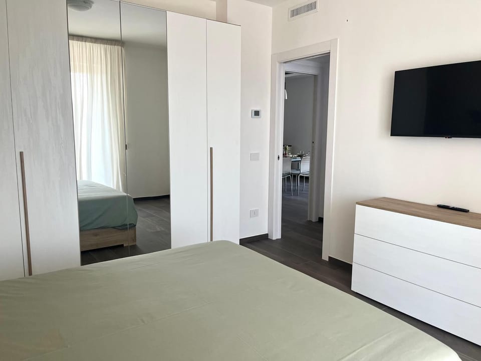 Bed, TV and multimedia, Bedroom, wardrobe