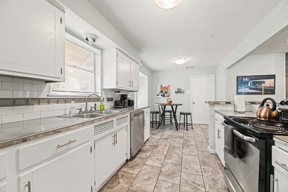 White Rock Estate House in Garland