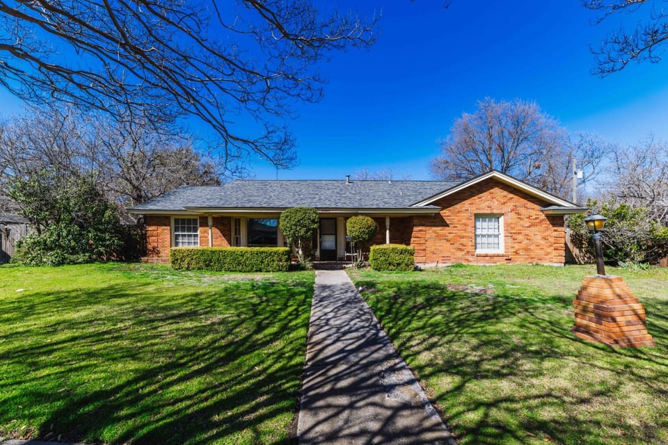 White Rock Estate House in Garland