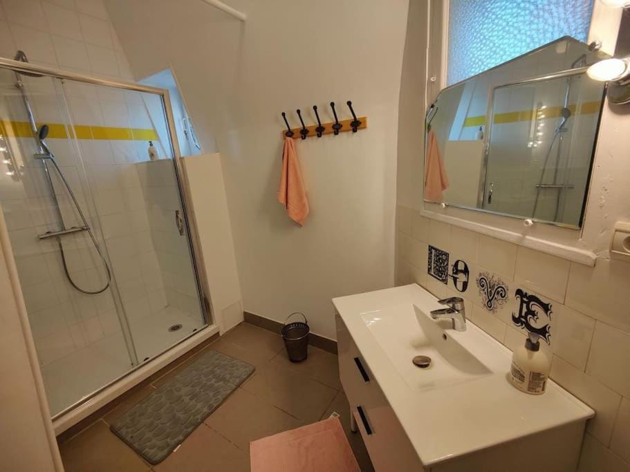 Shower, Bathroom, towels