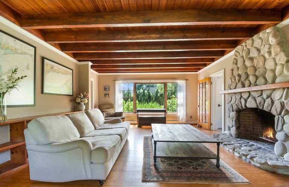 4BR 3BA Hot Tub Media room Weekly rates Villa in Montauk