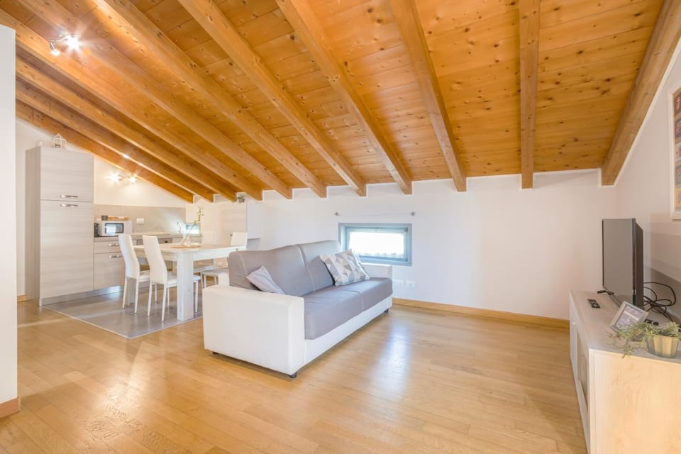 Bed, TV and multimedia, Living room, Photo of the whole room, Seating area, Evening entertainment