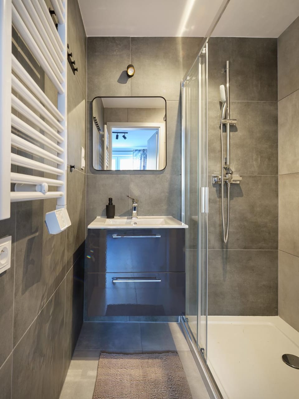 Shower, Bathroom, towels