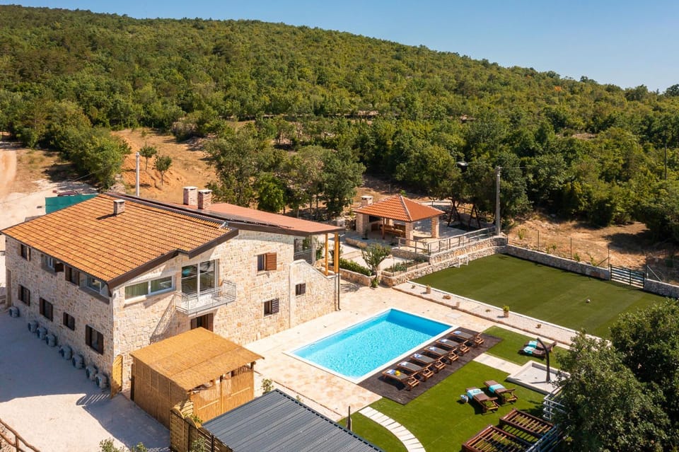 Property building, Patio, Day, Natural landscape, Bird's eye view, Mountain view, Pool view, Swimming pool, sunbed