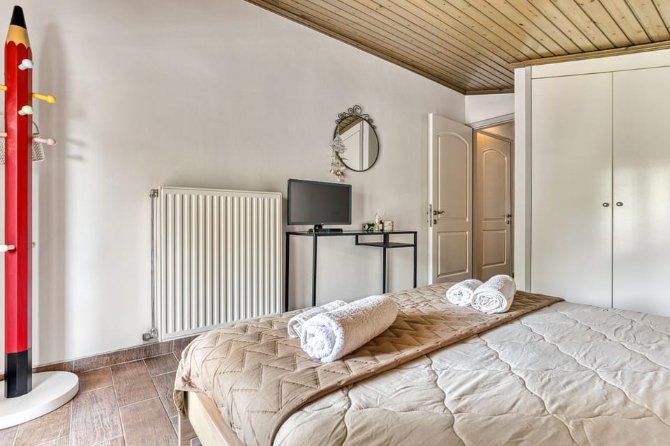 Bed, Bedroom, towels