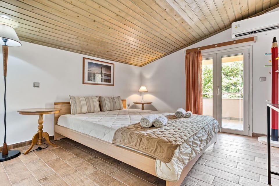 Bedroom, towels