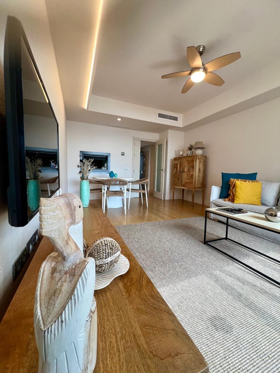 TV and multimedia, Living room, Seating area, Dining area