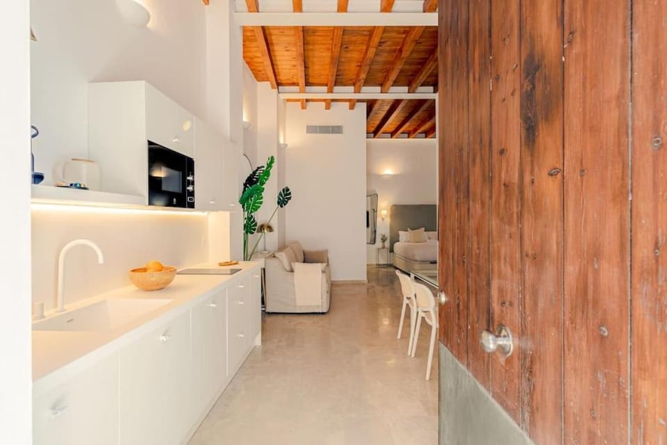 TV and multimedia, Kitchen or kitchenette, Living room, Seating area, Dining area