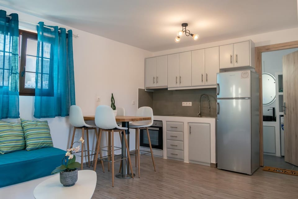 Kitchen or kitchenette, Dining area, oven, stove