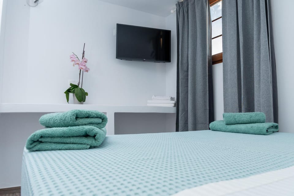 Bed, TV and multimedia, Photo of the whole room, Bedroom, towels