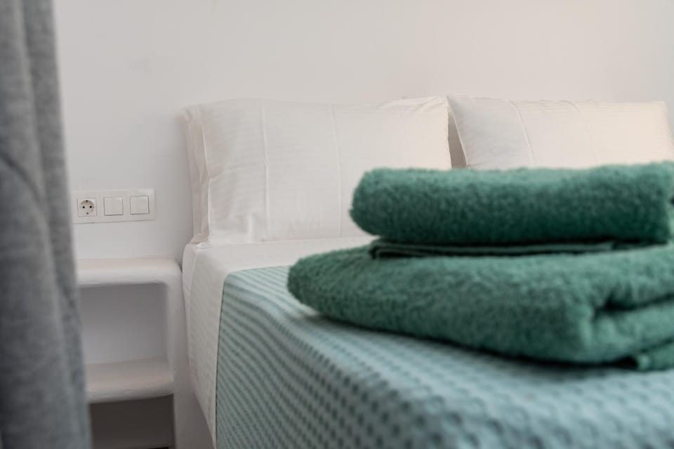 Bed, Bedroom, towels