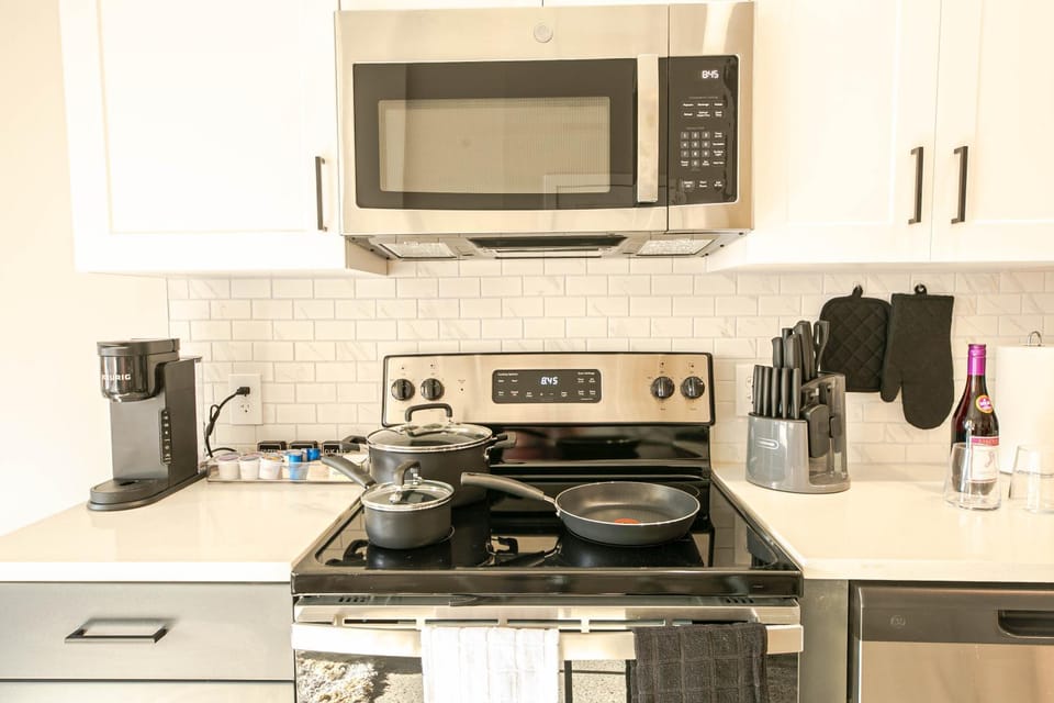 Coffee/tea facilities, Kitchen or kitchenette, dishwasher, stove, toaster