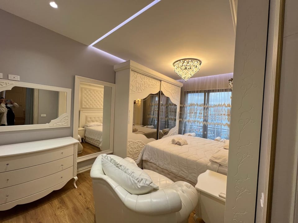Bed, TV and multimedia, Living room, Photo of the whole room, Seating area, Bedroom, towels