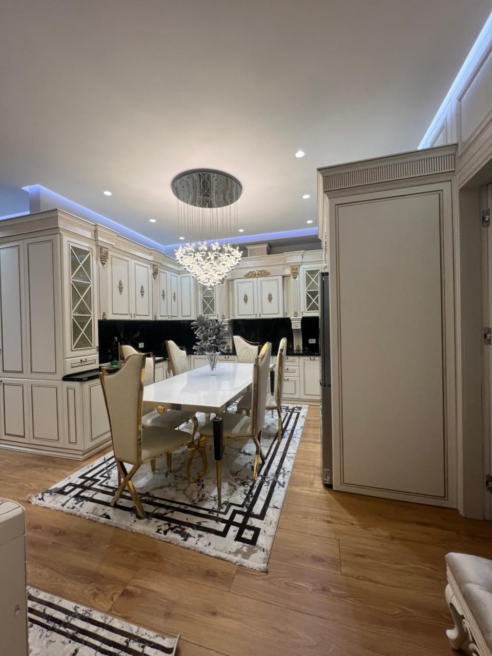 Kitchen or kitchenette, Living room, Seating area, Dining area