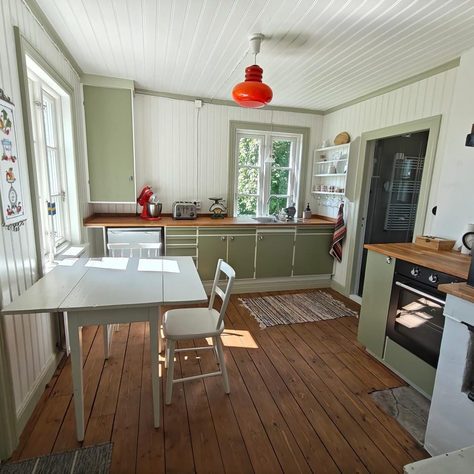 Kitchen or kitchenette, oven