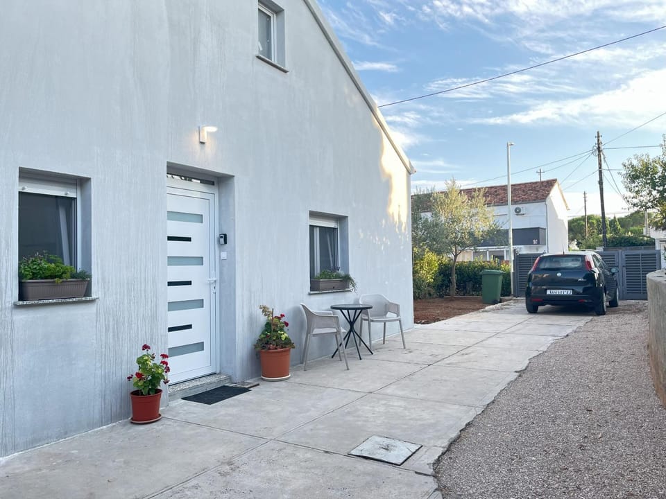 Property building, Patio, Parking