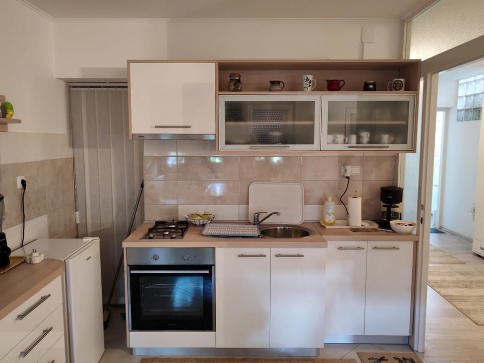Kitchen or kitchenette, oven, pet friendly, toaster