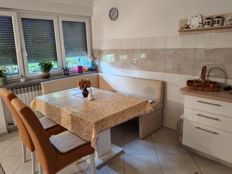 Kitchen or kitchenette, Seating area