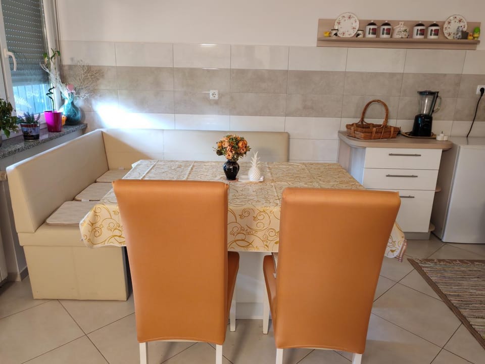 Coffee/tea facilities, Kitchen or kitchenette, oven, pet friendly, stove