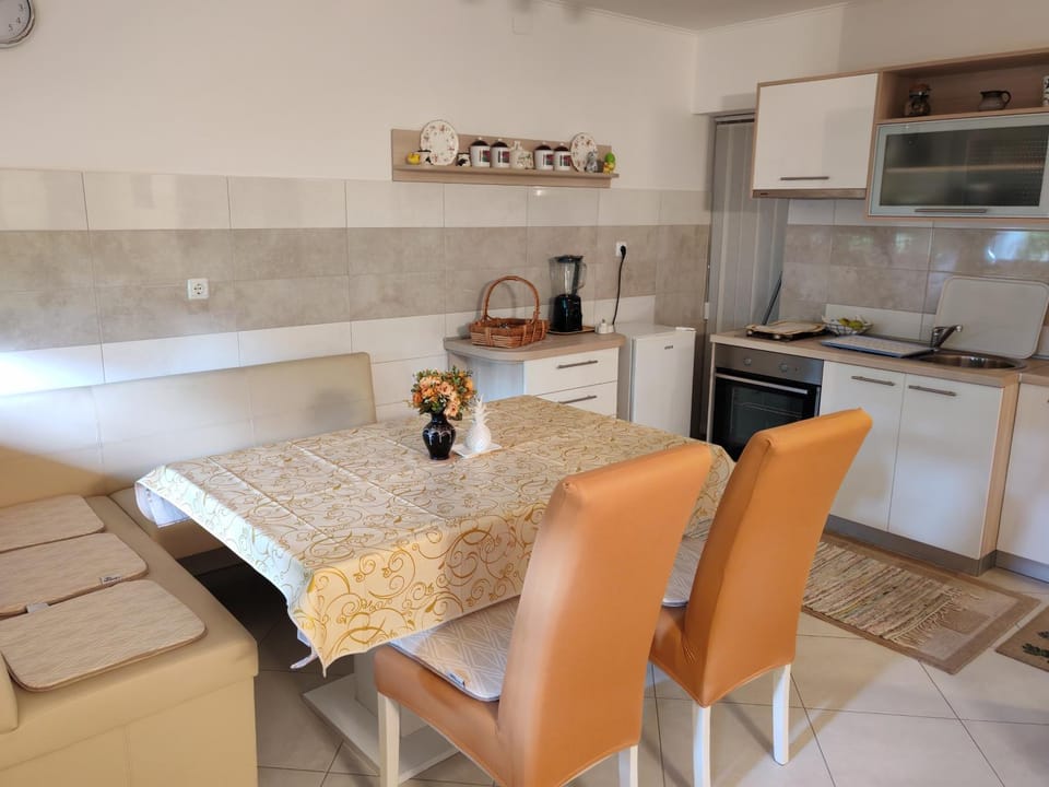 Kitchen or kitchenette, oven, stove