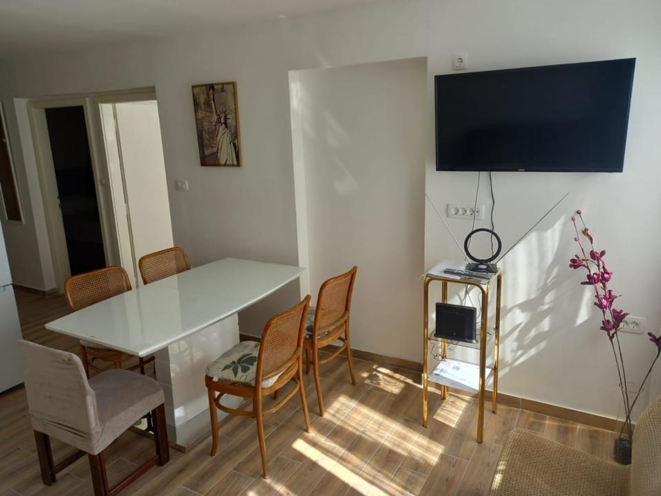 TV and multimedia, Living room, Seating area, Dining area