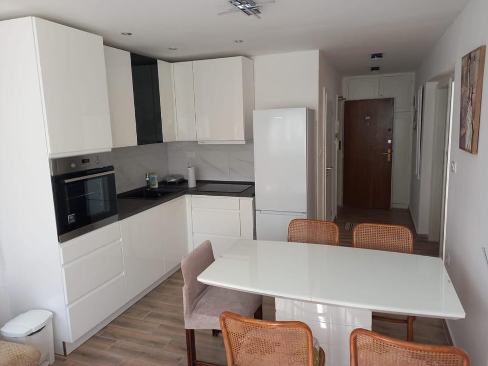 Seating area, Dining area, oven, stove