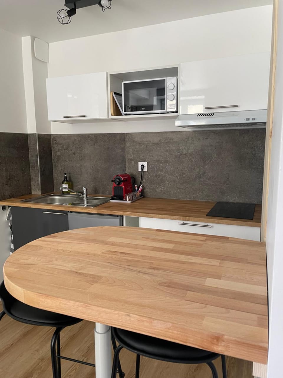 Kitchen or kitchenette, Dining area, stove