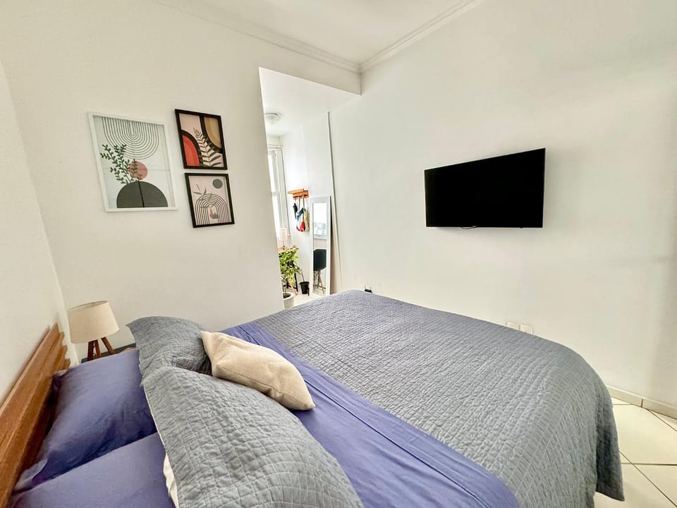 Bed, TV and multimedia, Photo of the whole room