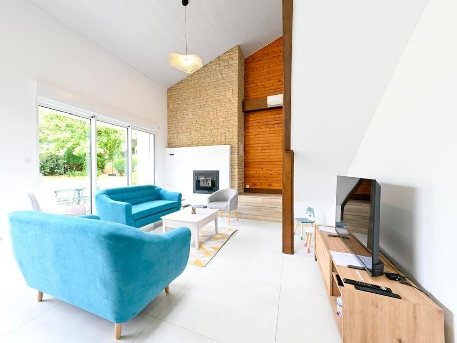 TV and multimedia, Living room, fireplace