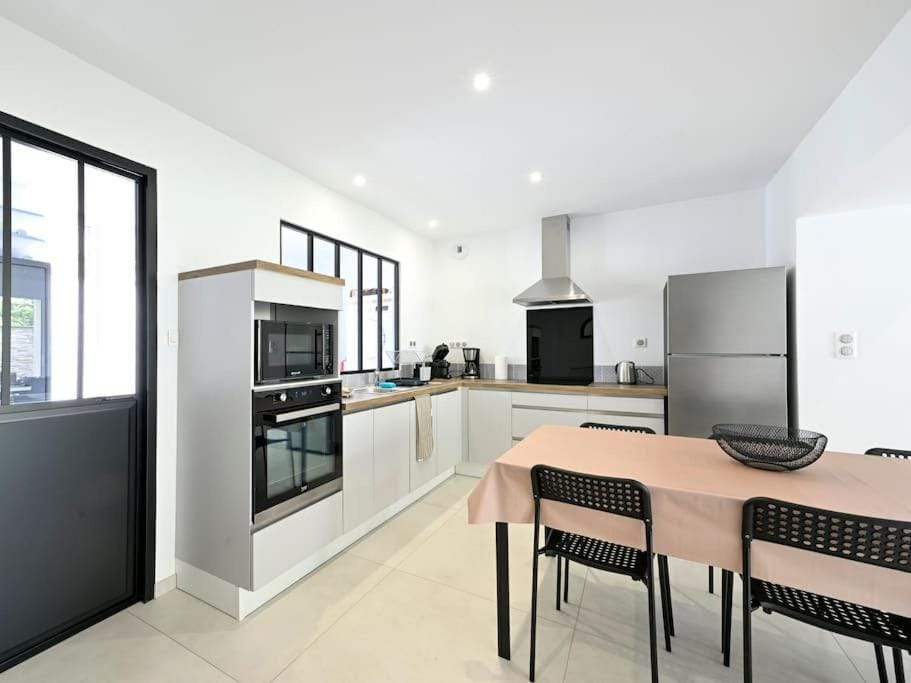 Kitchen or kitchenette, Dining area, stove, toaster