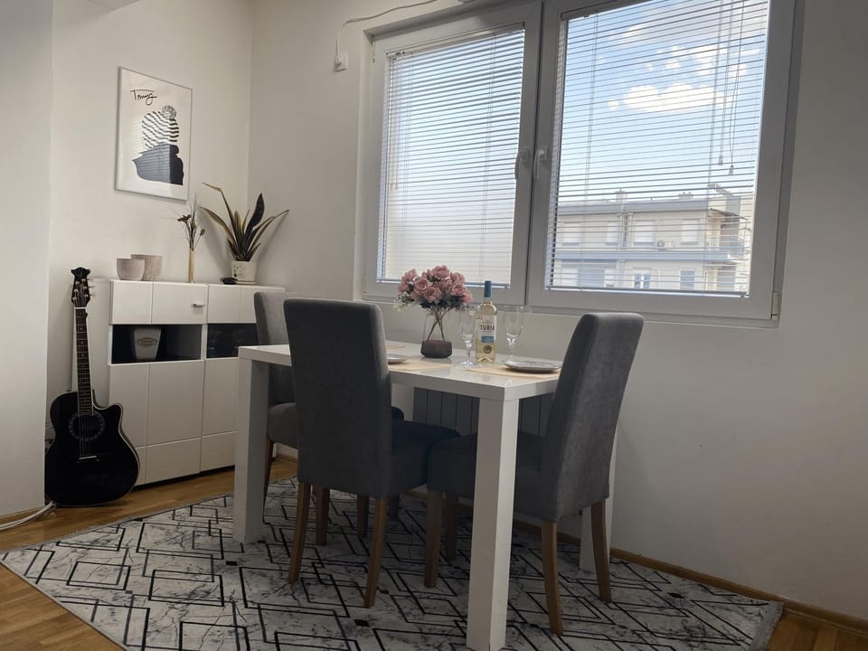 Seating area, Dining area
