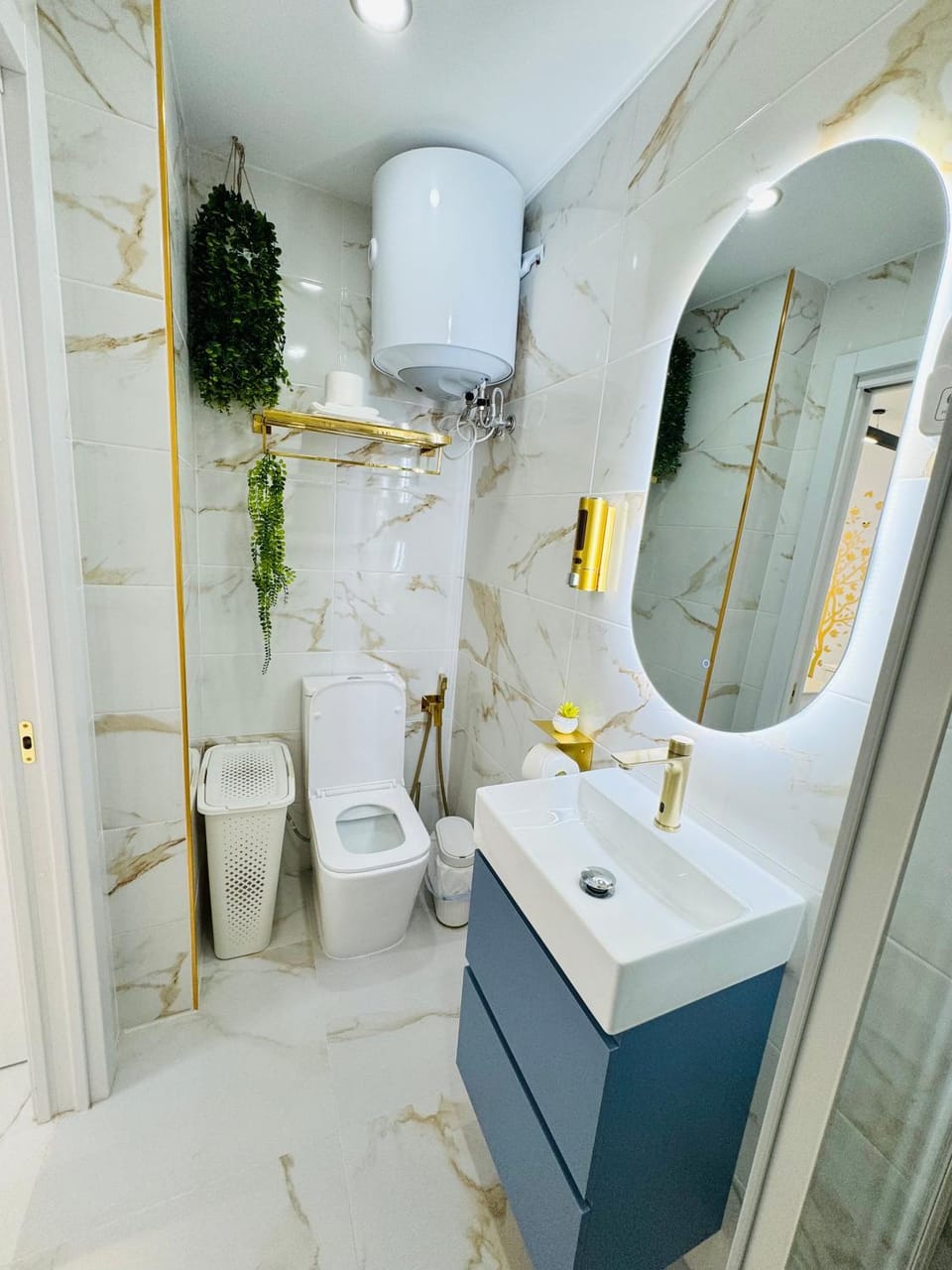 Shower, Toilet, Bathroom, Bath, bidet, towels