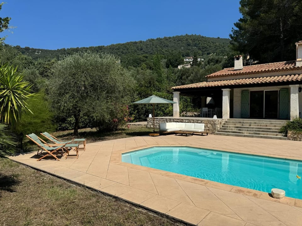L'Oliveda - complètement climatisée, piscine, calme, proche commerce et lac, ski à 45min Villa in French Riviera