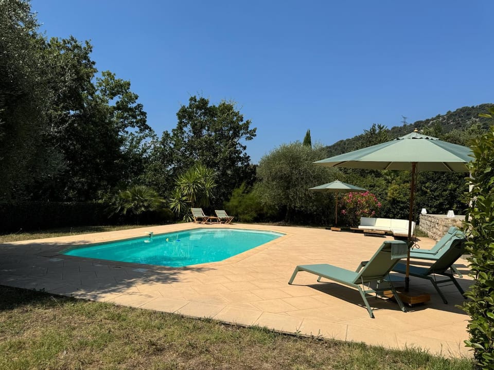 L'Oliveda - complètement climatisée, piscine, calme, proche commerce et lac, ski à 45min Villa in French Riviera