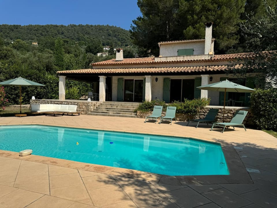 L'Oliveda - complètement climatisée, piscine, calme, proche commerce et lac, ski à 45min Villa in French Riviera