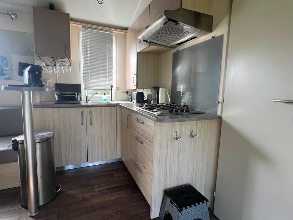 Coffee/tea facilities, Kitchen or kitchenette, dishwasher, stove, toaster