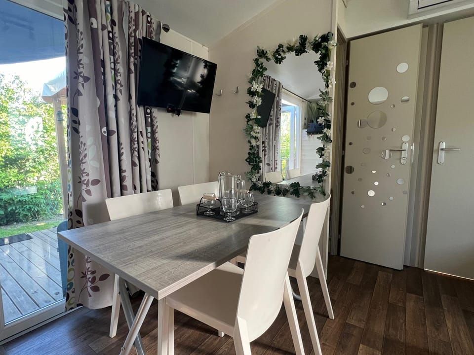 Communal lounge/ TV room, TV and multimedia, Living room, Seating area, Dining area